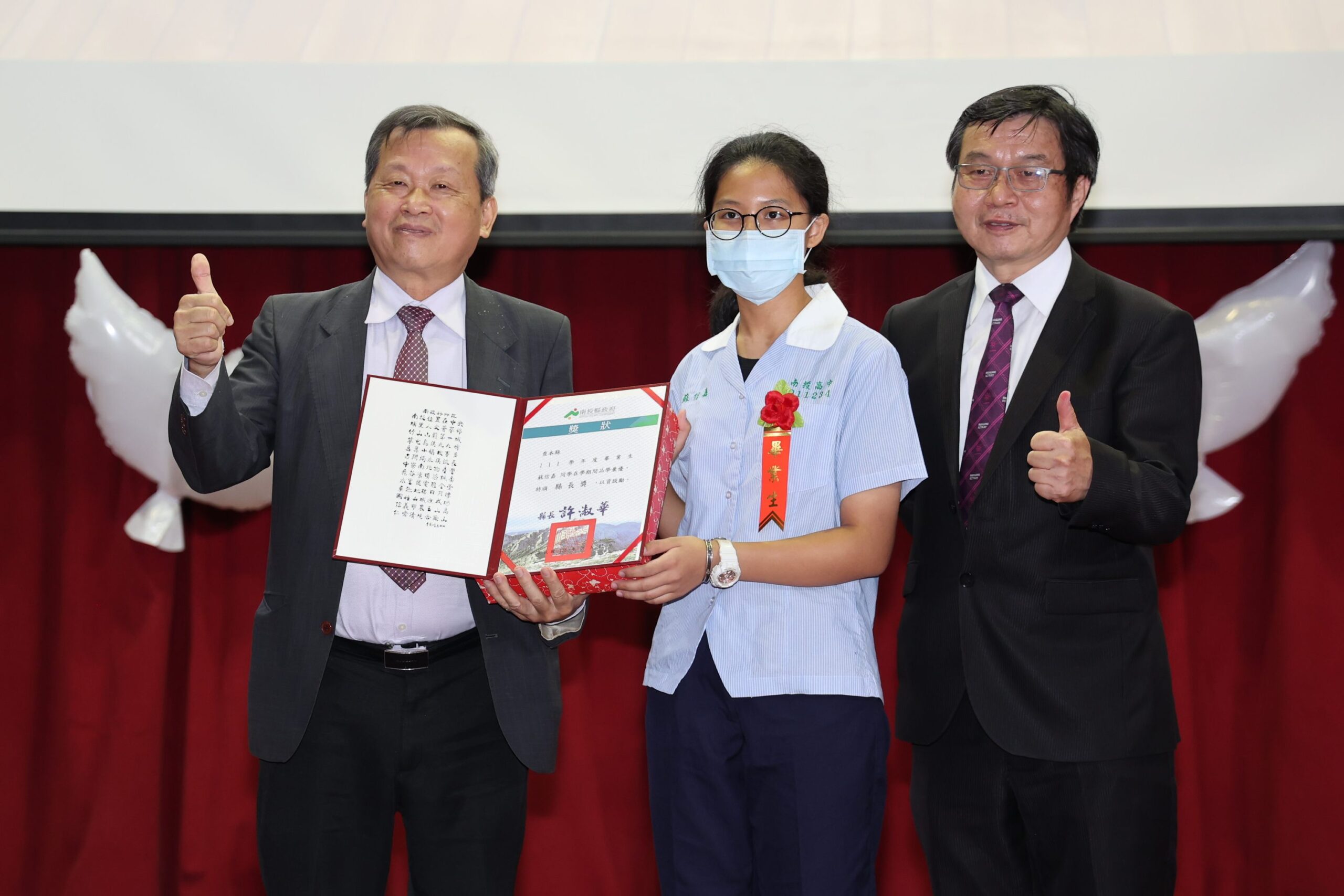 南投高中畢業典禮 許淑華影片祝福畢業同學鵬程萬里 南投高中畢業典禮 許淑華影片祝福畢業同學鵬程萬里